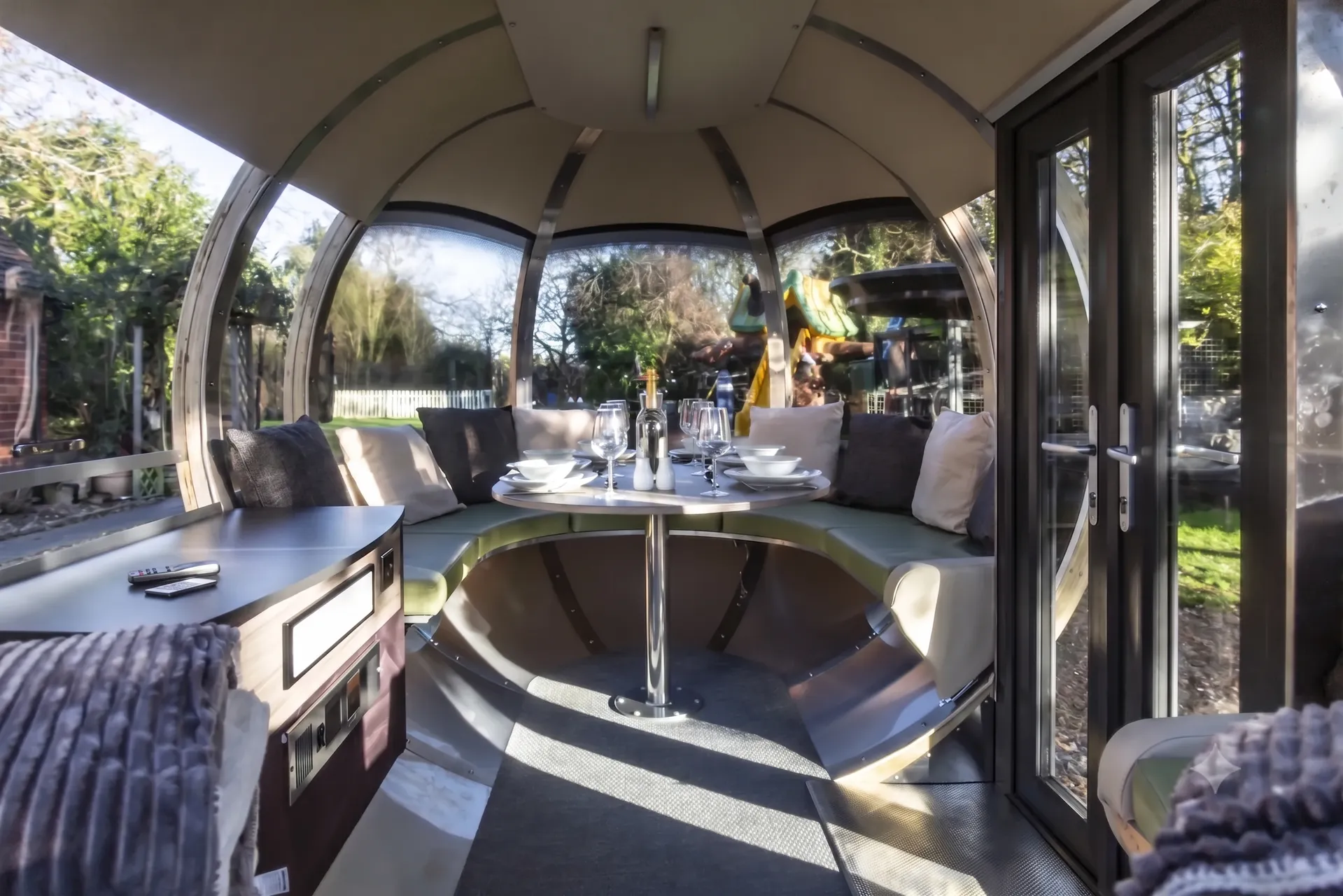 Off-Set Oval Pod